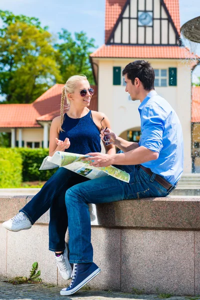 Happy Couple Holding Mappa — Foto Stock