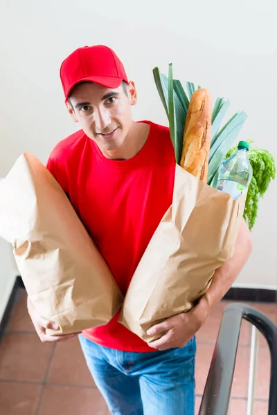Consegna della spesa corriere con sacchetti di carta di cibo — Foto Stock