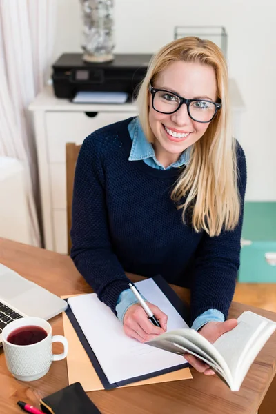 Glückliche Frau beim Papierkram — Stockfoto