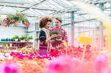 Güzel genç kadın arkadaşı onun işyerinde söz