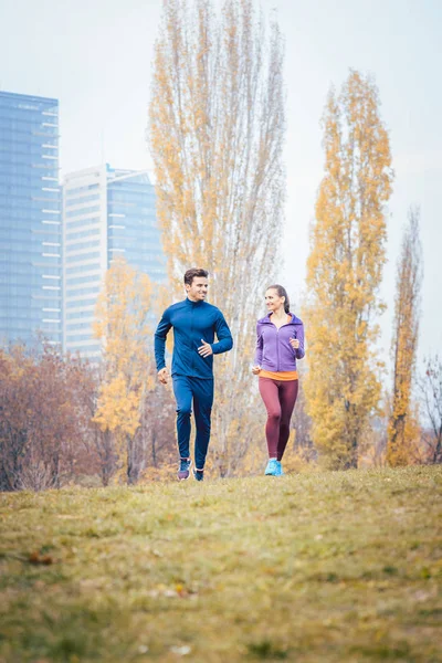 Jogging urbano - Pareja corriendo en la ciudad de otoño — Foto de Stock