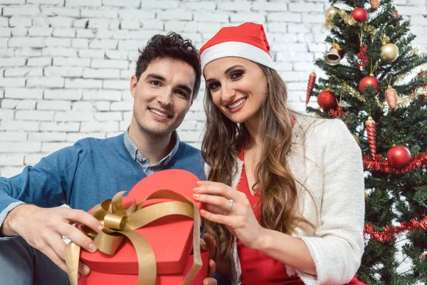 Mujer y hombre enamorados de regalos para Navidad —  Fotos de Stock