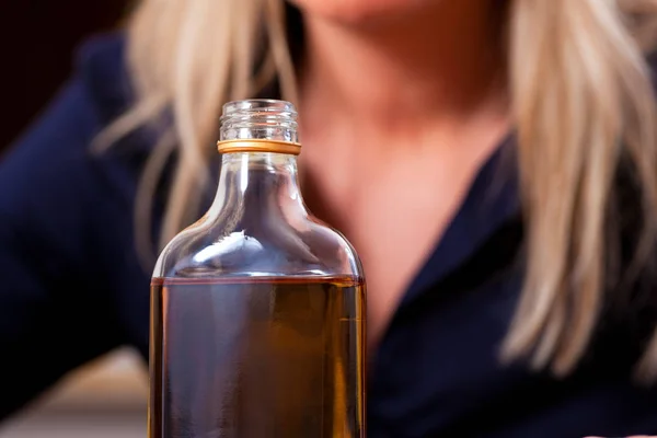 Donna con bottiglia di whisky — Foto Stock