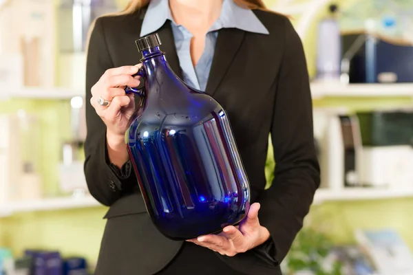 Деловая женщина с голубой бутылкой — стоковое фото