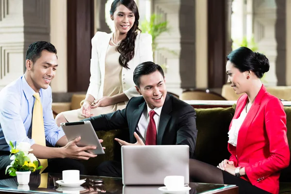 Sorridenti uomini d'affari che lavorano in ufficio — Foto Stock