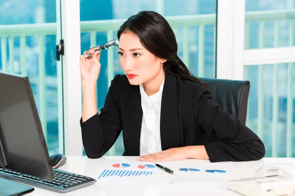 Mujer de negocios reflexiva en el trabajo —  Fotos de Stock