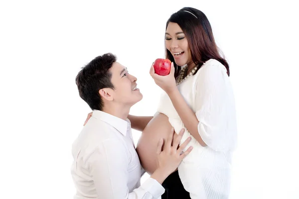 Ο άνθρωπος βλέπει έγκυος γυναίκα κρατώντας μήλο — Φωτογραφία Αρχείου