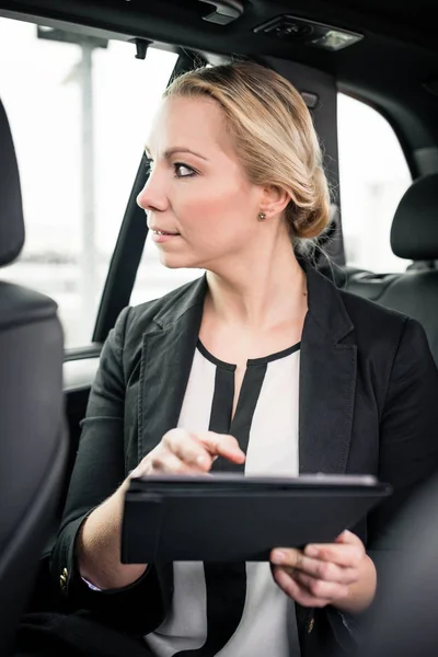 Empresário segurando tablet digital no carro — Fotografia de Stock