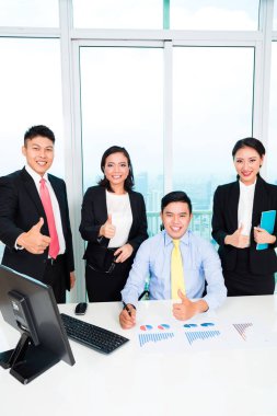 Grup thumbsup işaret gösteren iş adamları