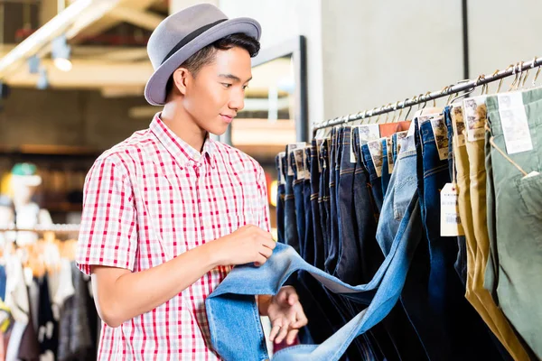 Jeune Homme Portant Chapeau Choisir Jeans Denim Bleu Dans Boutique — Photo