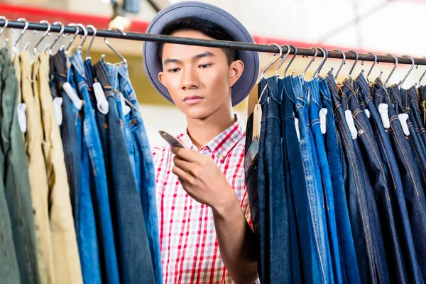 Hombre mirando etiqueta de precio —  Fotos de Stock