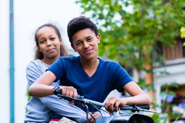 Брат і сестра сидять на мотоциклі — стокове фото