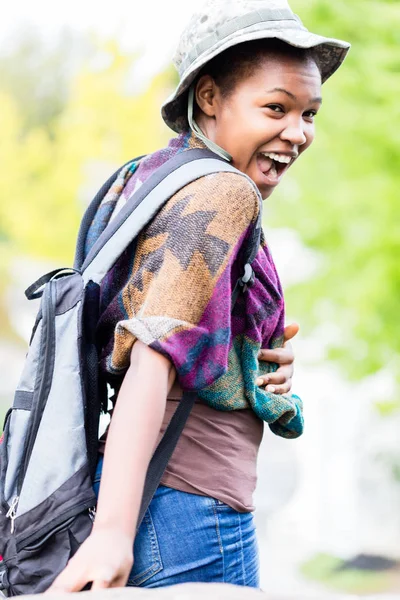 Portret African Dziewczyna Jej Plecak Śmiech — Zdjęcie stockowe