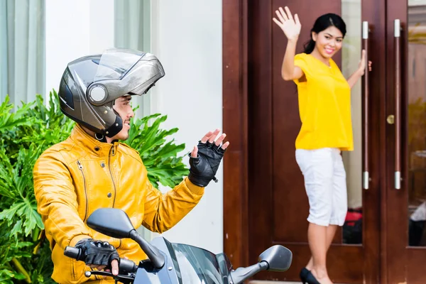 Maschio motociclista dicendo addio alla sua ragazza — Foto Stock