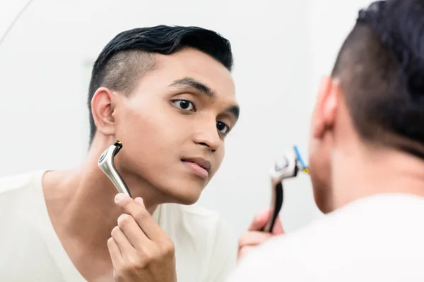 Primer plano de un hombre afeitándose con afeitadora — Foto de Stock