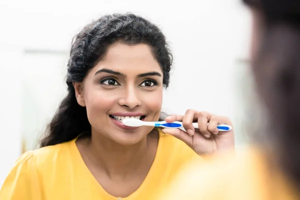 Lächelnde Frau beim Zähneputzen — Stockfoto