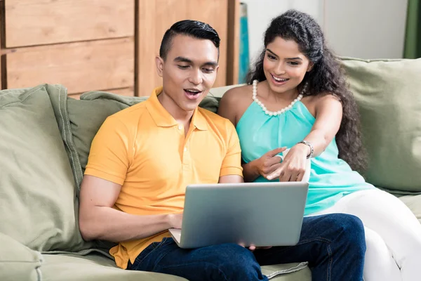 Casal assistindo vídeos no laptop — Fotografia de Stock