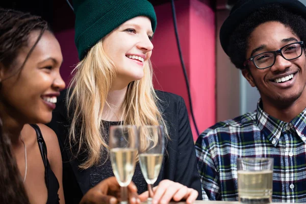 Amigos sonrientes con vasos de bebidas por la noche — Foto de Stock