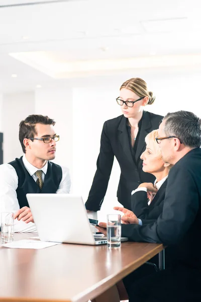 Geschäftsleute im Büro — Stockfoto