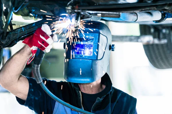 Mekaniska arbetsprocesser reparerar bilens kaross — Stockfoto