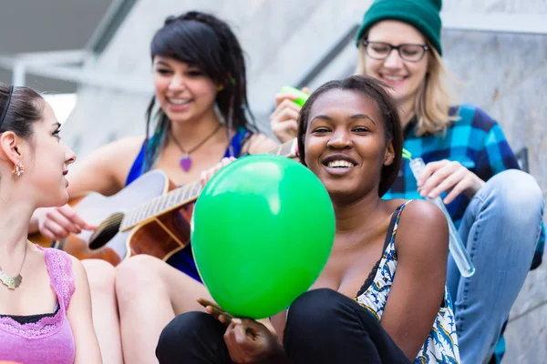 Usměvavá mladá žena užívat se svými přáteli — Stock fotografie