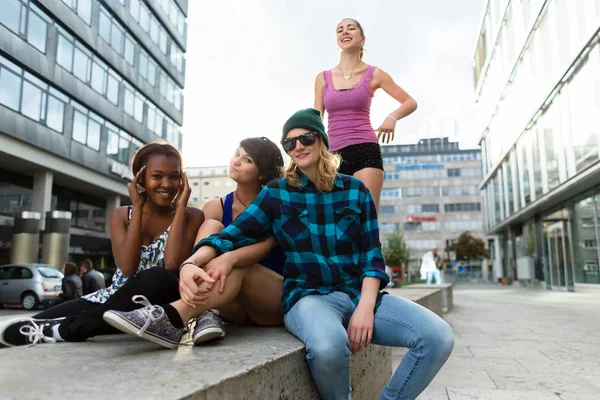 Grupp av kvinnliga vänner njuter på utomhus — Stockfoto