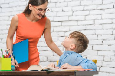 Anne oğlu okul ödevlerini yapmak için yardım