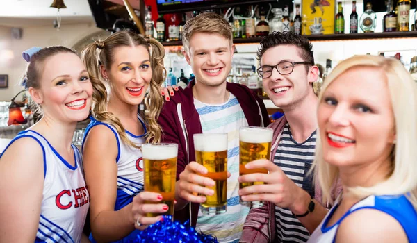 Les fans d'une équipe sportive regardant le match dans le bar — Photo