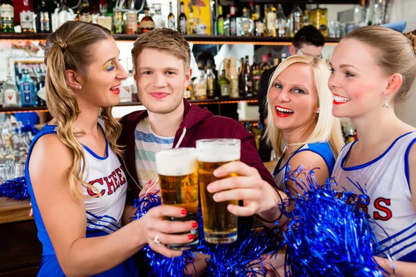 Les fans d'une équipe sportive regardant le match dans le bar — Photo