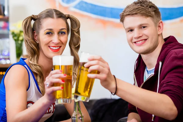 Les fans d'une équipe sportive regardant le match dans le bar — Photo