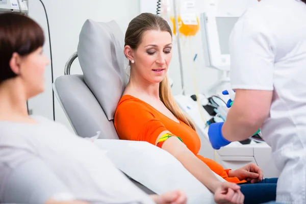 Enfermeira desinfectando o ponto de punção antes da doação de sangue — Fotografia de Stock