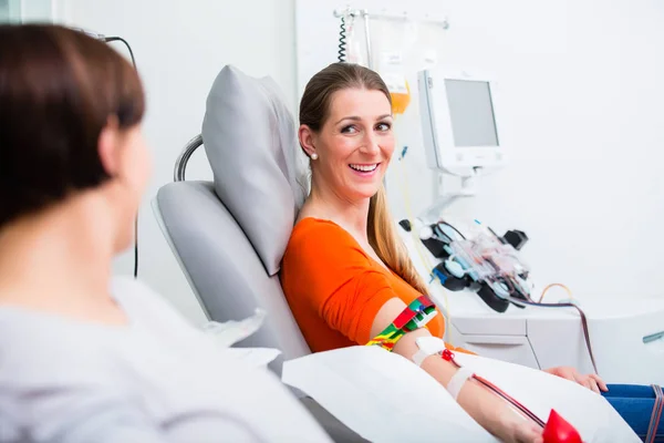 Dos mujeres en la donación de sangre. — Foto de Stock