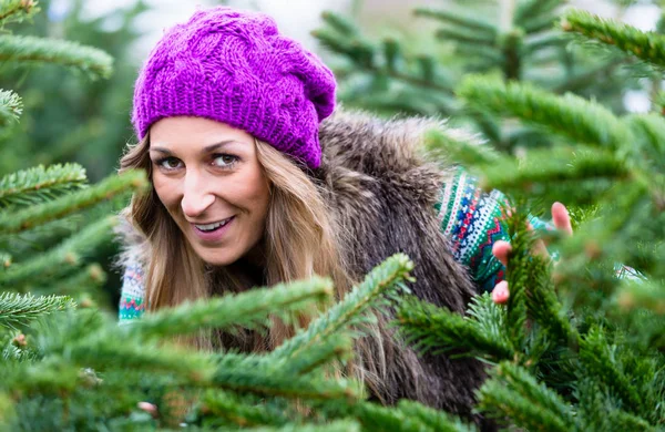Mujer divirtiéndose en la venta de árboles de Navidad — Foto de Stock