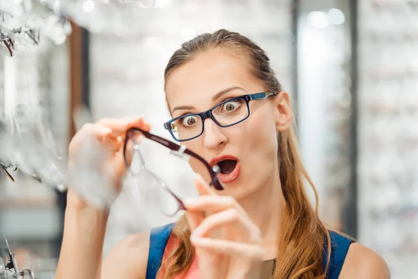 Het ontwerp van haar nieuwe bril bijna teveel liefdevolle vrouw — Stockfoto