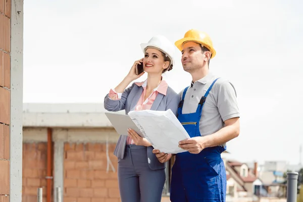 Desarrollador del proyecto y trabajador de la construcción in situ —  Fotos de Stock