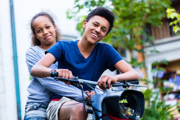 Щасливий брат і сестра їзда на мотоциклі — стокове фото
