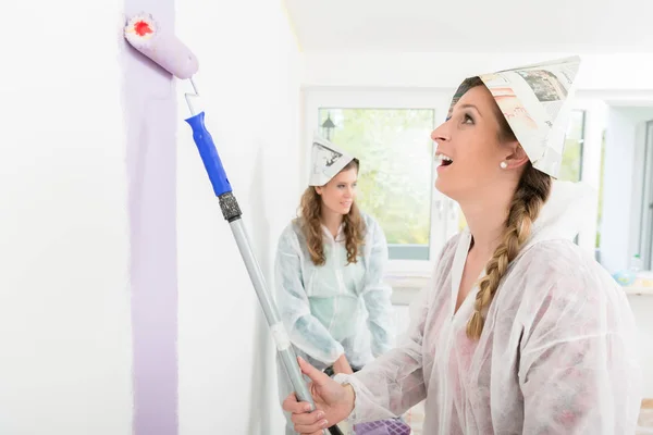 Trabajadora pintando la pared — Foto de Stock