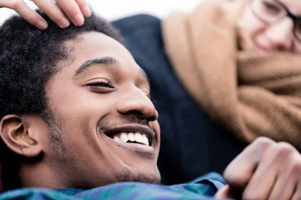 Sorrindo menino africano com sua namorada — Fotografia de Stock