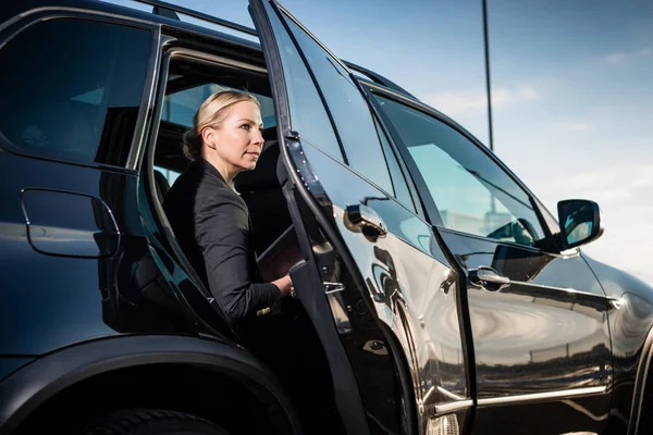 Podnikatelka, sedí v autě — Stock fotografie