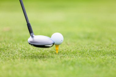 sürücü önünde tee Golf topu