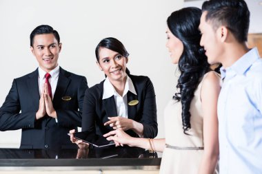 Otel resepsiyon alanı gelen genç çift