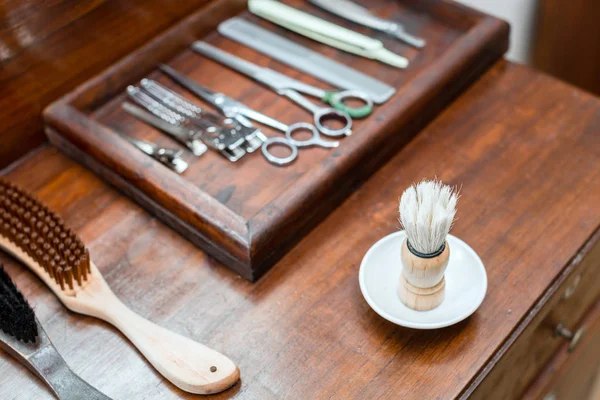 Escova de barbear e conjunto de ferramentas de barbeiro no salão — Fotografia de Stock