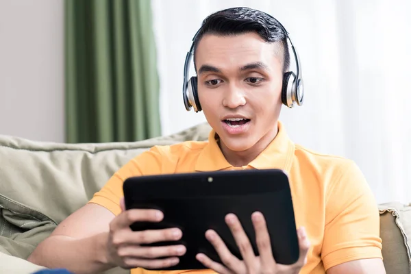 Homem assistindo filme em Digital Tablet — Fotografia de Stock