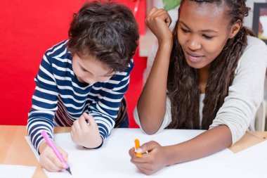 Kardeş kardeşi çizmek için yardım