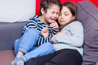 Yatağa oynarken kardeş