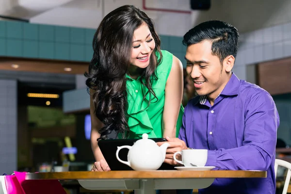 Vacker kvinna tittar hennes vän i ett kafé med kärlek — Stockfoto