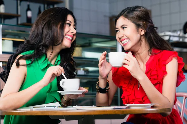 Dua sahabat berbicara sambil minum bersama secangkir kopi — Stok Foto