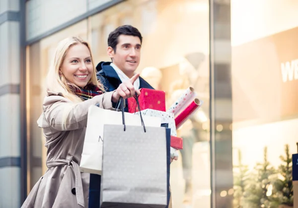 Woman and man with Christmas presents in city — Stock Photo, Image