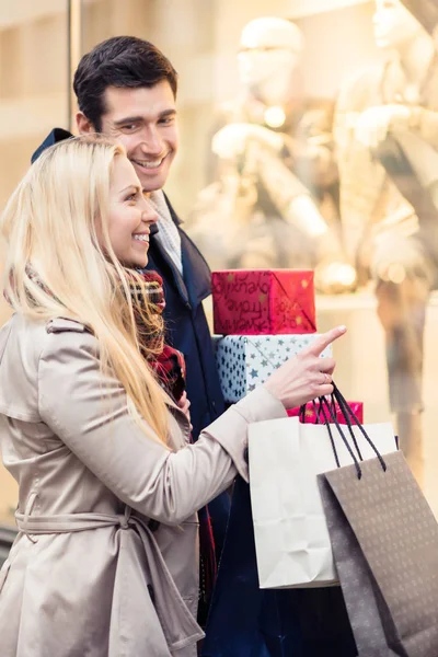 Donna e uomo con regali di Natale in città — Foto Stock