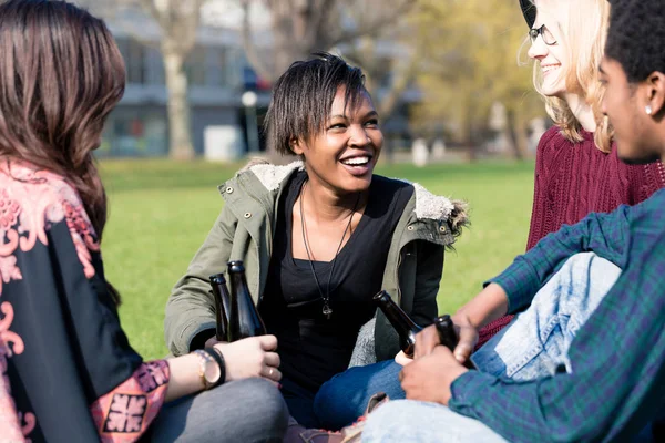 Ragazza seduta con i suoi amici in giardino — Foto Stock